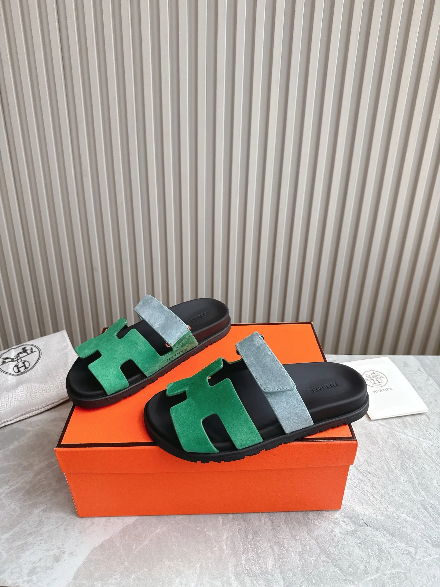 p480🐮🐮Couple model (top version) H family 2024 spring and summer new style HERMES Hermes' recently popular couple model pig nose angle sandals and slippers, paired with various colorful socks, popular. Upper: imported original deerskin (the genuine leather edging is not ordinary super migration). Lining: imported genuine leather. Outsole: Tpu non-slip and wear-resistant outsole. Size: Female 35-42 (40/42 non-returnable and non-exchangeable) Male size: 39-45 (45 non-refundable and non-exchangeable)
